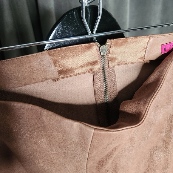 Alice + Olivia Beige Leather Cropped Pants (Rare ss 2011) size 2 - Picture 4 of 11